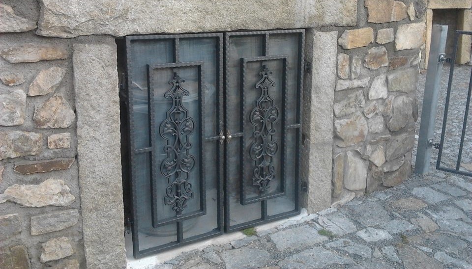 A mnohé další